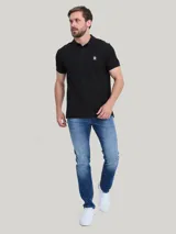Chomba negra de algodón orgánico con cuello clásico, cartera de dos botones y logo de monograma TH bordado en blanco en el pecho.