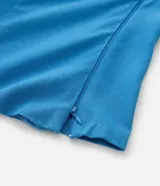 Blusa sin breteles color azul, con recortes delanteros, ruedo levemente abierto y cierre por cremallera lateral.