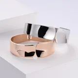 Brazalete abierto de acero quirúrgico color dorado.