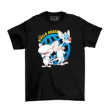 Remera negra de algodón con estampado de Pinky y Cerebro frente a un logo azul que dice "New World Order".