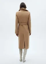 Abrigo largo color camel con cuello chimenea, cierre cruzado con botones y lazo ajustable en la cintura.