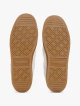Zapatillas Tommy Hilfiger modelo Heritage, color blanco con detalles en azul marino en el talón y logo bordado en el lateral. Suela de goma color caramelo.
