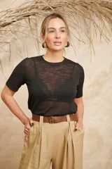 Remera celeste de hilo fino con cuello redondo y mangas cortas.