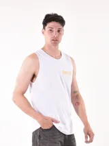 Musculosa blanca con estampado pequeño en el pecho.