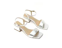 Sandalias de cuero plateadas con taco piramidal forrado de 6 cm y plantilla acolchada.