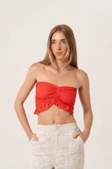 Strappless de broderie rojo con frunce en la parte delantera y volados en el ruedo.