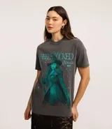 Remera de algodón gris oscuro con efecto desteñido y estampado frontal de Elphaba, la Bruja Mala del Oeste, con el texto "FEEL WICKED ELPHABA".