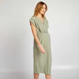 Vestido midi verde de punto de crepé con escote cruzado en V y mangas cortas.