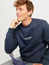 Buzo azul marino de manga larga y cuello redondo, con estampado frontal que dice "Originals Studio brought to you by Jack&Jones designed in Copenhagen".