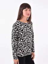 Remera de manga larga con estampado abstracto en blanco y negro.