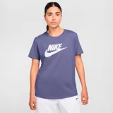 Remera Nike Sportswear Essentials color lila con logo blanco estampado en el pecho.