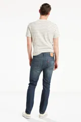 Pantalón de jean azul oscuro, corte skinny, tiro medio y ajuste stretch.