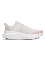 Championes de running Under Armour Charged Rogue 5 para mujer, color blanco hueso con detalles en rosa pálido y logo en el talón.