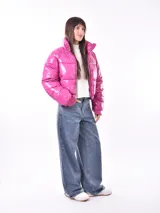 Campera puffer corta color negro brillante, con cuello alto, cierre frontal y puños ajustados.