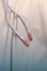 Short de baño con degradé de color beige a azul, con cintura elástica y cordón ajustable. Tiene protección UV50, logo de la marca, dos bolsillos laterales y uno trasero con cierre.