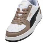 Championes Puma Caven 2.0 unisex, color blanco con detalles en marrón y negro. Zapatillas de estilo retro inspiradas en el baloncesto de los años 80, con plantilla SoftFoam para mayor comodidad.
