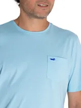 Remera celeste de algodón orgánico, corte regular fit, con cuello redondo y bolsillo en el pecho con logo bordado de la marca.