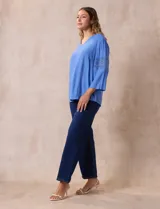 Blusa celeste de gasa bambula con cuello a la base y escote en V. Manga ¾ amplia, con aplique de crochet en los puños.