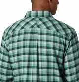 Camisa de franela Columbia para hombre, a cuadros en tonos negro, gris, beige y blanco. Confeccionada en algodón con elastano para mayor comodidad y flexibilidad. Cuenta con cuello abotonado, cierre frontal con botones, dos bolsillos en el pecho con cierre de botón y puños abotonados.