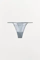 Tanga gris de seda con cintura elástica fina.