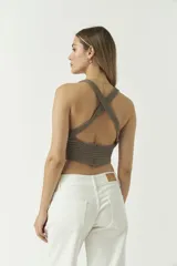 Top tejido color marrón, con escote en "V" y espalda cruzada.