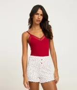 Blusa de pijama color rojo, sin costuras, con breteles finos y escote en V adornado con encaje.