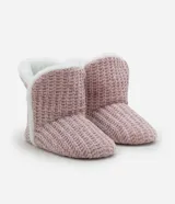 Pantuflas tipo bota color rosa, con textura tejida y forro interno de peluche blanco.