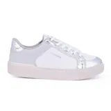 Zapatillas deportivas blancas con detalles plateados, diseñadas para ofrecer comodidad y estilo diario.