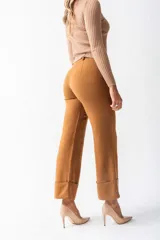 Pantalón de vestir color camel, de corte recto, con bolsillos laterales y traseros.