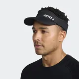 Visera deportiva 2XU negra, con ala semicurvada y banda interna para absorción de humedad. Presenta el logotipo 2XU en blanco en el panel frontal y en el cierre trasero de velcro ajustable.