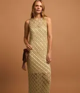 Vestido midi sin mangas color beige, tejido al crochet con patrón geométrico calado.