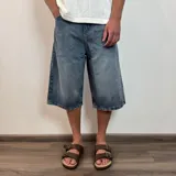 Bermuda de jean azul de corte ancho y largo a la rodilla.