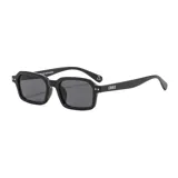 Lentes de sol unisex con montura cuadrada negra y lentes grises. Fabricados con plástico reciclado, con filtro UV 400. Incluye estuche.