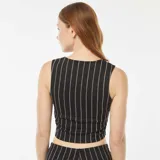 Top corto estilo chaleco de traje negro con rayas verticales blancas, escote en V y cierre frontal con botones.