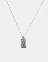 Cadena corta plateada con dije rectangular con el signo zodiacal Aries y un dije redondo pequeño.