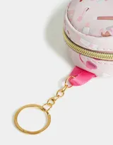 Llavero y charm de mochila color rosa claro, con estampado de productos de maquillaje y tiracierre metálico en forma de corazón dorado.