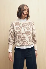 Sweater de algodón tejido en jacquard con diseño floral y de aves. Cuello redondo, puños y ruedo acanalados.