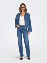 Chaqueta corta de jean azul con cuello clásico, cierre abotonado, bolsillos frontales y mangas largas con puños anchos.