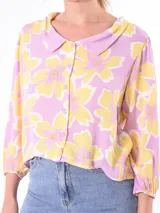 Camisa negra con cuello bebé, manga larga abullonada y cierre frontal con botones.
