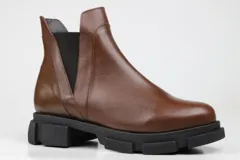 Botas Chelsea de cuero color marrón con elástico lateral negro y suela track negra.