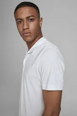 Chomba de piqué blanca con cuello clásico, tapeta de dos botones y calce slim fit.