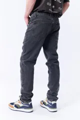Pantalón de jean negro de corte slim.