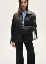 Abrigo de efecto piel negro con diseño recto, cuello camisero y panel de flecos, con cierre de botones y dos bolsillos frontales.