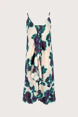 Vestido playero estampado con flores moradas y verdes, breteles finos y volados en el frente.