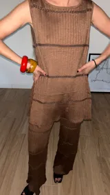 Pantalón ancho de punto con textura acanalada, color azul marino.