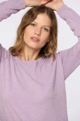 Buzo tejido en hilo de algodón color menta, con cuello redondo clásico y corte ajustado.