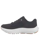 Championes Under Armour Charged Versurge para hombre, color negro con detalles en blanco y suela color caramelo.