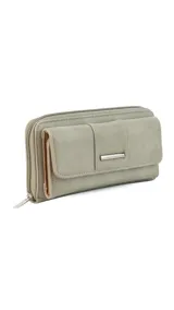 Billetera larga color verde militar con textura símil cuero. Presenta solapa frontal con broche a presión y detalle metálico rectangular. Posee compartimento con cierre en el borde superior y un bolsillo trasero con cierre.