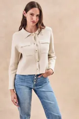 Sobrecamisa tejida al cuerpo con detalles en lurex y bolsillos frontales, con manga larga.