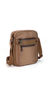 Morral bandolera negro de tela impermeable con dos bolsillos frontales con cierre y dos bolsillos internos.